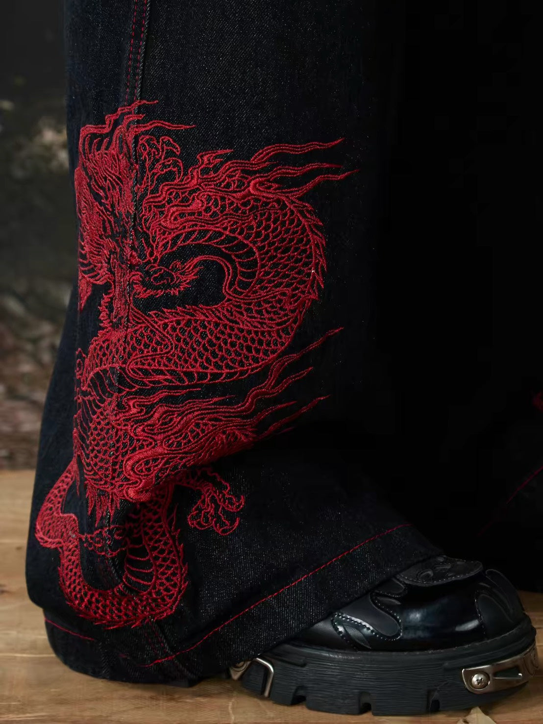龍圖騰刺繡排釦闊腿牛仔褲
