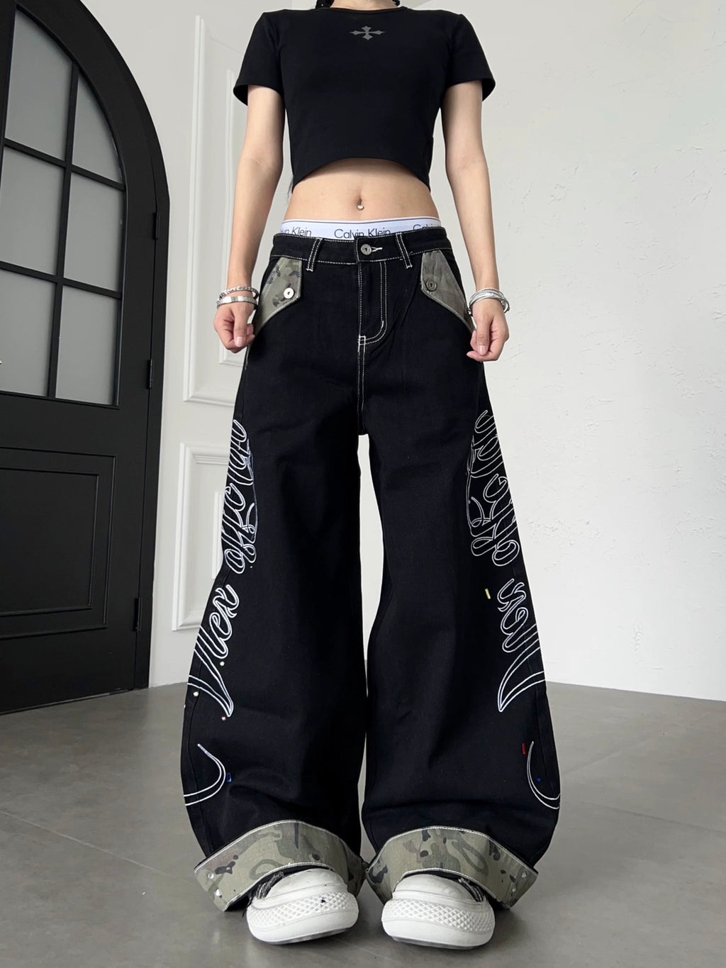 迷彩拼接刺繡彩釘牛仔褲