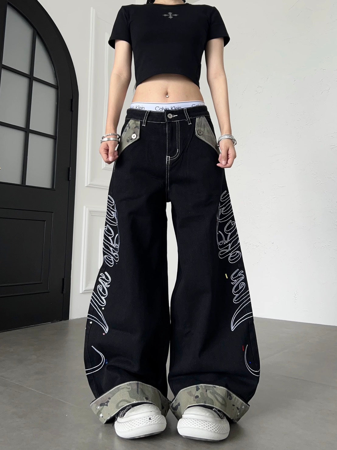 迷彩拼接刺繡彩釘牛仔褲